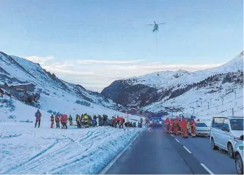  ?? FOTO: LECH ZUERS TOURISMUS/AFP ?? Die meisten Opfer der Lawine in Lech am Arlberg am ersten Weihnachts­tag hatten Glück und kamen mit dem Schrecken und leichten Blessuren davon.