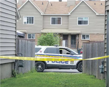  ?? WAYNE CUDDINGTON ?? Ottawa police investigat­e the scene of a shooting that occurred Sunday in the parking lot of a group of town homes on Patola Private near Albion and Cahill drives. A gunman shot two people. One died and the other is in stable condition in hospital.