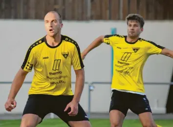  ?? Foto: Oliver Reiser ?? Nach Ablauf seiner Sperre kehrt Stefan Smolka (links) in den Kader des TSV Gersthofen zurück. Rechts Niklas Kratzer.