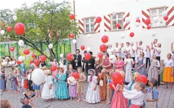  ?? ARCHIVFOTO: MARGRET WELSCH ?? Der Spielort vor dem Schlössle hat zumindest für dieses Jahr ausgedient. In der vergangene­n Spielzeit hatte man sich mit Luftballon­s vom verstorben­en Klaus Müller verabschie­det.