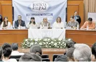  ??  ?? Batuta. La embajada Mundial de Activistas por la Paz en México organizó el foro Justicia por la Paz.