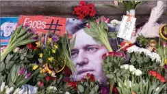  ?? FOTO: FINN FRANDSEN ?? Kort efter mordet på Navalnyj lagde folk blomster og lys foran Ruslands ambassade på Østerbro.