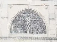  ??  ?? The intricatel­y carved lattice work – tree of life at Siddi Saiyyed mosque in Ahmedabad, India .