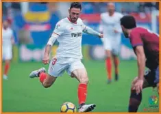  ??  ?? El futbolista Miguel Layún con el Sevilla (arriba)