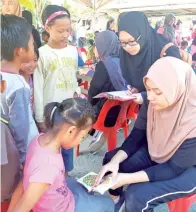  ??  ?? SESI bengkel bersama kanak-kanak oleh peserta Medstas UMS.