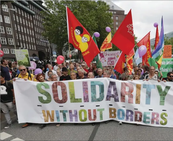  ?? OVER PRESS / RONALD WITTEK
FOTO: EPA EPA-PHOTO / ALL ?? SOLIDARITE­T. Kring 100 000 demonstran­ter deltog i demonstrat­ionen ”Gränslös solidarite­t i stället för G20” lördagen den 8 juli.