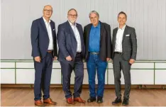  ?? Foto: AOK Günzburg ?? Direktor Hermann Hillenbran­d mit den Beiratsvor­sitzenden der AOK Günzburg Michael Stoll und Werner Gloning sowie dem neuen Direktor Bernd Mayer.