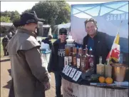  ?? MELISSA SCHUMAN - MEDIANEWS GROUP ?? Kevin Schuman, from East Greenbush, chats with Maureen and David Rose from Sagamore Spirits.