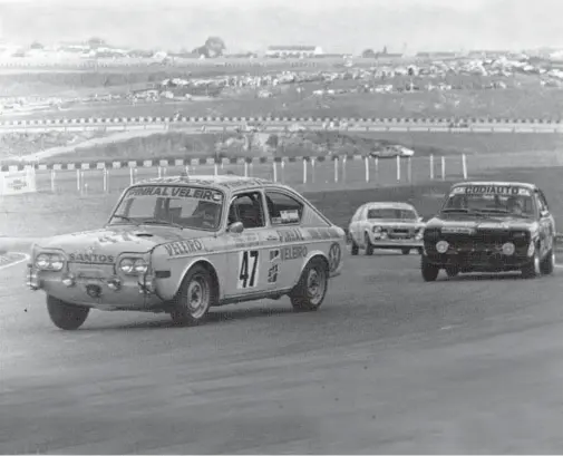  ??  ?? Ricardo Mansur, Claudio Cavallini e Orlando Lovecchio correram com um Volkswagen TL 1600, na Classe A