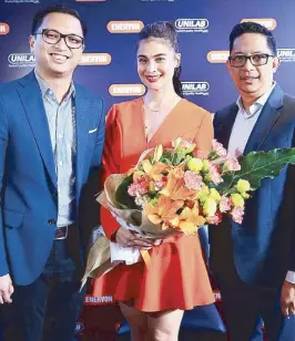  ??  ?? Anne Curtis with Michael Austria, Enervon brand manager (left) and Dr. Rudy Pagcatipun­an, medical director of Unilab Consumer Health