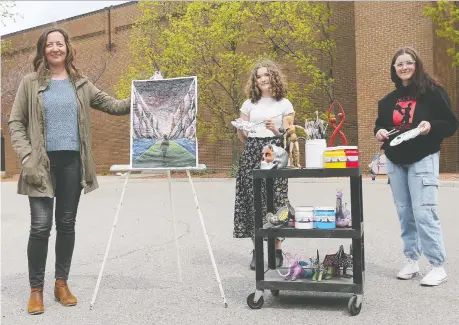  ?? DAN JANISSE ?? From left, Sanja Srdanov, an art teacher at Sandwich Secondary School in Lasalle, with Elle Reid, who won the photograph­y category at the Juried Student Art Show held virtually this year by the Leamington Arts Centre (LAC), and Kennedy Fremlin, a winner for painting.