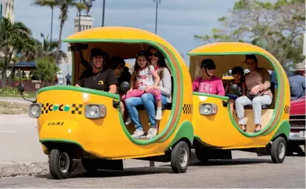  ??  ?? En su diseño, el cocotaxi asemeja a la conocida fruta tropical y están equipados con dos o tres plazas.