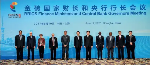  ??  ?? 19 de junio de 2017. Altos funcionari­os del sector finanzas de los países BRICS en una reunión celebrada en Shanghai.