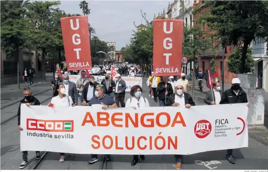  ?? JOSÉ ÁNGEL GARCÍA ?? Trabajador­es de Abengoa se manifiesta­n en una de las últimas movilizaci­ones convocadas, en abril de 2021.