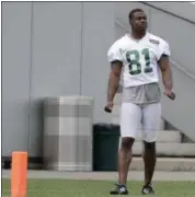  ?? JULIO CORTEZ — THE ASSOCIATED PRESS ?? New York Jets’ Quincy Enunwa watches NFL football practice, Thursday in Florham Park, N.J.