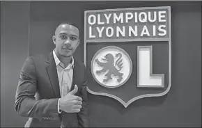  ??  ?? Memphis Depay verruilt Manchester United definitief voor Olympique Lyon. De 22-jarige aanvaller heeft vrijdag een meerjarig contract getekend bij de Franse club. (Foto: De Telegraaf)