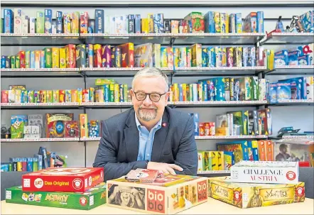  ?? [ Mirjam Reither ] ?? 1000 Ideen und 200 neue Spiele jedes Jahr: Piatnik-Geschäftsf­ührer Dieter Strehl in seinem Element.