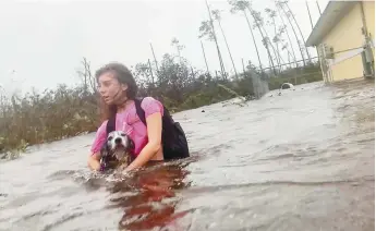  ??  ?? Une scène photograph­iée à Freeport, aux Bahamas, mardi. Jamais dans son histoire, le pays a été frappé par une tempête plus puissante que l’ouragan Dorian. - Associated Press: Ramon Espinosa