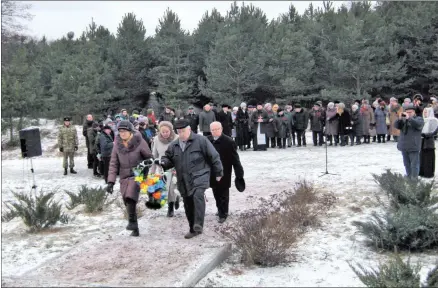  ??  ?? Участники митинга-реквиема возложили венки к кресту и камню