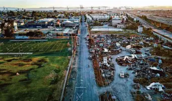  ?? Brontë Wittpenn/The Chronicle 2021 ?? A homeless encampment near Raimondi Park in Oakland was one of the city’s largest in 2021.