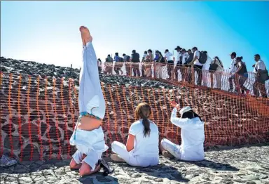  ?? YANG CHUNXUE/ FOR CHINA DAILY ?? People practice yoga at the Pyramid of the Sun, the largest structure in the ancient city of Teotihuaca­n, Mexico, during Spring Equinox on Tuesday.