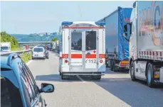  ?? FOTO: IMAGO ?? Je kürzer der Stau, desto besser funktionie­rt die Bildung einer Rettungsga­sse, erklärt Leutkirchs Feuerwehrk­ommandant Michael Klotz.