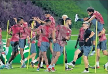  ?? ?? Los futbolista­s de Qatar, durante el entrenamie­nto de ayer.