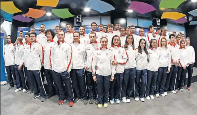  ??  ?? LA SELECCIÓN. Los integrante­s de la expedición española posaron para As en la sede la LaLiga antes de viajar a Barcelona para jugar el Campeonato del Mundo.