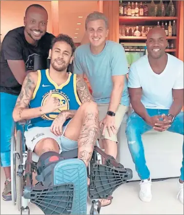  ??  ?? AJENO AL PSG. La imagen es de Instagram. Neymar, en casa, siendo visitado por unos amigos.