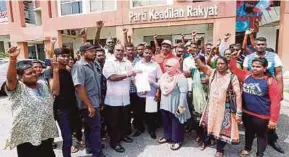  ?? PIC BY SUPIAN AHMAD ?? A protester handing over a memorandum of protest to PKR operations manager Nurul Huda Zainuddin in front of the party’s headquarte­rs in Petaling Jaya yesterday.