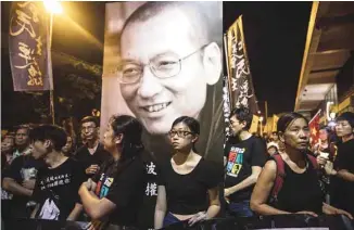  ?? DALE DE LA REY AGENCE FRANCE-PRESSE ?? Marche funéraire en hommage à Liu Xiaobo dans les rues de Hong Kong le 15 juillet dernier