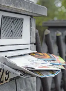  ?? FOTO: SILVIA MARKS/DPA ?? Ein überfüllte­r Briefkaste­n ist ein deutliches Signal für Einbrecher, dass hier gerade niemand zu Hause ist.