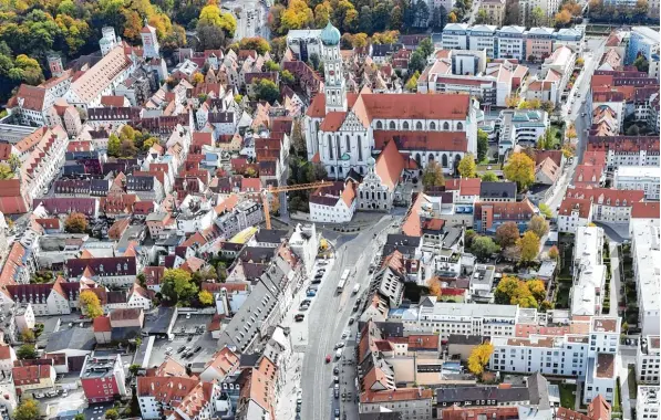  ?? Foto: Ulrich Wagner ?? Die Maximilian­straße wird gerne auch die Augsburger „Prachtmeil­e“genannt. Auch die Stadt Augsburg besitzt dort eigene Immobilien. Das Rechnungsp­rüfungsamt beschäftig­t sich jetzt mit dem Mietpreis einer der dort liegenden Wohnungen.