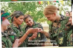  ??  ?? Anna con le altre soldatesse del battaglion­e curdo dell’Ypj.