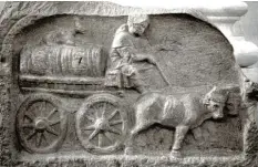  ?? Foto: Römisches Museum ?? Augsburgs berühmtest­es Ochsengesp­ann mit Weinfässer­n wurde 1990 auf einem Reliefstei­n an der Heilig-Kreuz-Straße gefunden.