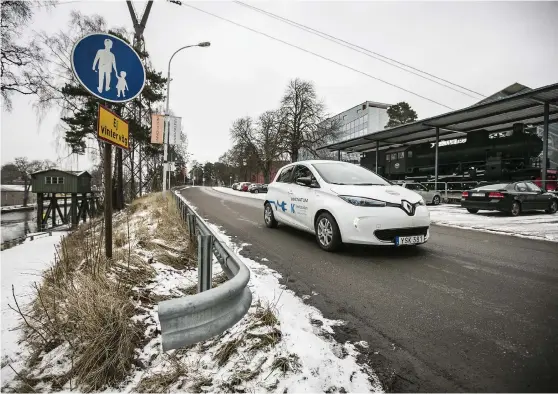  ?? Bild: ANDREAS OLSSON ?? STUM FRAMFART. Tyst som en smygande katt kommer elbilen som ingår i Kraftstade­ns fastighete­rs och Innovatums bilpool rullande på Åkersjöväg­en i Trollhätta­n.