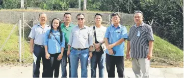  ??  ?? Rolland (centre), Chieng (second right), and others at the project site.