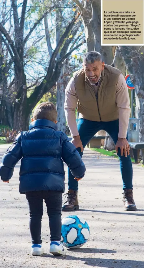  ??  ?? La pelota nunca falta a la hora de salir a pasear por el vial costero de Vicente López, y Valentín ya le pega con las dos piernas. “Goyco”, como lo llama su nieto, dice que es un chico que socializa mucho con la gente por estar rodeado de familia joven.