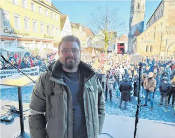  ?? FOTOS: TIMO LÄMMERHIRT ?? Christian Zeeb vom DGB gehört zu den Mitorganis­atoren der Kundgebung an diesem Samstag in Aalen. Er hat bereits in Schwäbisch Gmünd auf der Bühne gestanden und zu 3500 Demonstran­tinnen und Demonstran­ten gesprochen. Wie viele in Aalen kommen werden, weiß er noch nicht.