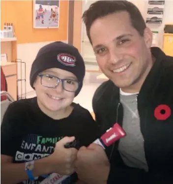  ?? PHOTO COURTOISIE ?? Louis Jean, animateur au réseau TVA Sports, est en compagnie de Benjamin, 13 ans, l’un des jeunes héros de la première Coupe Charles-Bruneau, qui a lieu aujourd’hui.