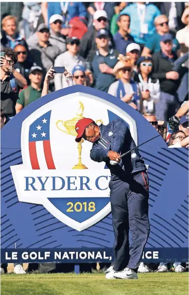  ?? FOTO: REUTERS ?? Tiger Woods beim Abschlag vor den Zuschauern des Ryder Cups in Frankreich.