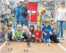  ?? FOTO: BLANKENHOR­N ?? Beim Türen-auf-Tag der Maus hatten die Kinder und Erwachsene­n viel Spaß. Sie durften sogar mithelfen, Holzspielw­aren zu bauen. Als Belohnung gab’s ein Rennen mit dem Maus-Flitzer.