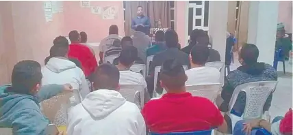  ??  ?? Los jóvenes que estaban internados en el anexo “Empezando una nueva vida”, en Irapuato, atentos en una de sus sesiones de recuperaci­ón.