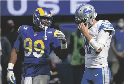  ?? ORK DJANSEZIAN
AP PHOTO/KEV- ?? Detroit Lions quarterbac­k Jared Goff (right) talks with Los Angeles Rams defensive end Aaron Donald during the first half of an NFL football game on Sunday in Inglewood, Calif.