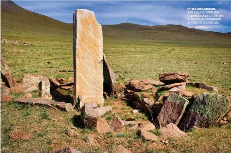  ??  ?? ESTELA CON GRABADOS ASOCIADA A LOS COMPLEJOS FUNERARIOS DE LA CULTURA DSK EN LA ZONA DE ZÜÜNKHANGA­I, AL NOROESTE DE MONGOLIA.