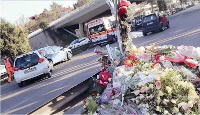  ??  ?? Fiori e bigliettin­i in corso Francia a Roma, dove Gaia e Camilla sono state travolte e uccise. Sullo sfondo, l’incidente di ieri