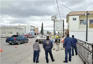  ??  ?? proTECCiÓn CiVil y técnicos de la CFE observan el objeto que causó todo el caos ayer en la zona de negocios