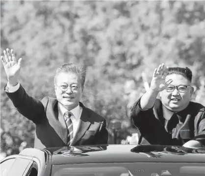  ?? Foto: Efe ?? El presidente surcoreano, Moon Jae-in, y el líder norcoreano, Kim Jong-un, ayer en Pionyang.