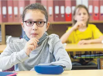  ?? FOTO: ROLAND WEIHRAUCH/DPA ?? Die Drittkläss­lerinnen Sara (li.) und Sophia beim Lolli-test. Nordrhein-westfalen hat ihn vor zwei Monaten flächendec­kend an allen Grund- und Förderschu­len eingeführt.