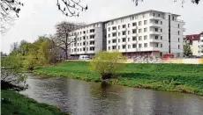  ?? ?? Außenansic­ht des Neubaus für altersgere­chtes Wohnen im Heinrichs-Quartier an der Weißen Elster.